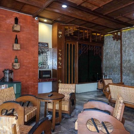 Urbanview Hotel Syariah Wisnugraha By Reddoorz Джокьякарта Экстерьер фото