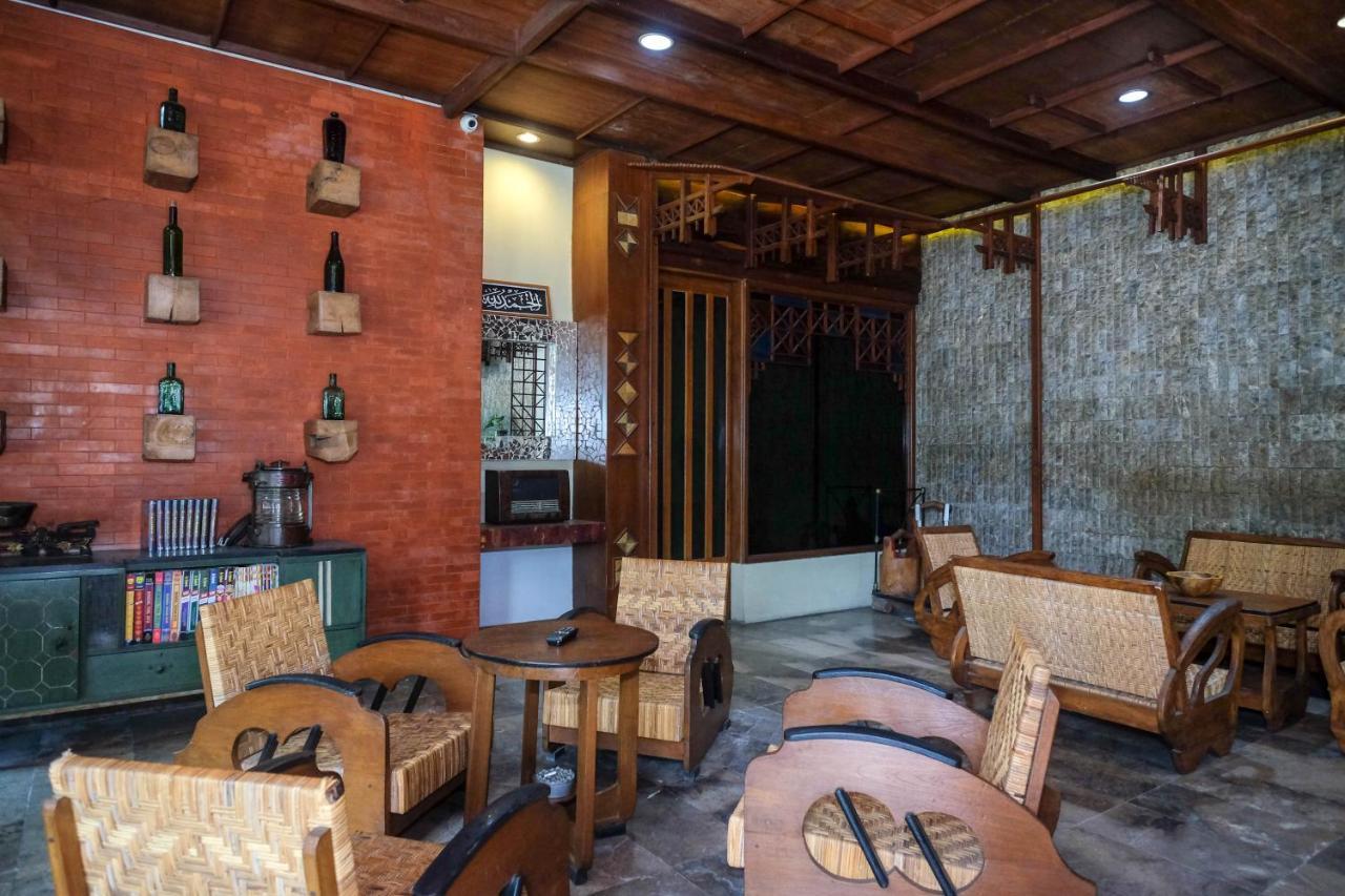 Urbanview Hotel Syariah Wisnugraha By Reddoorz Джокьякарта Экстерьер фото
