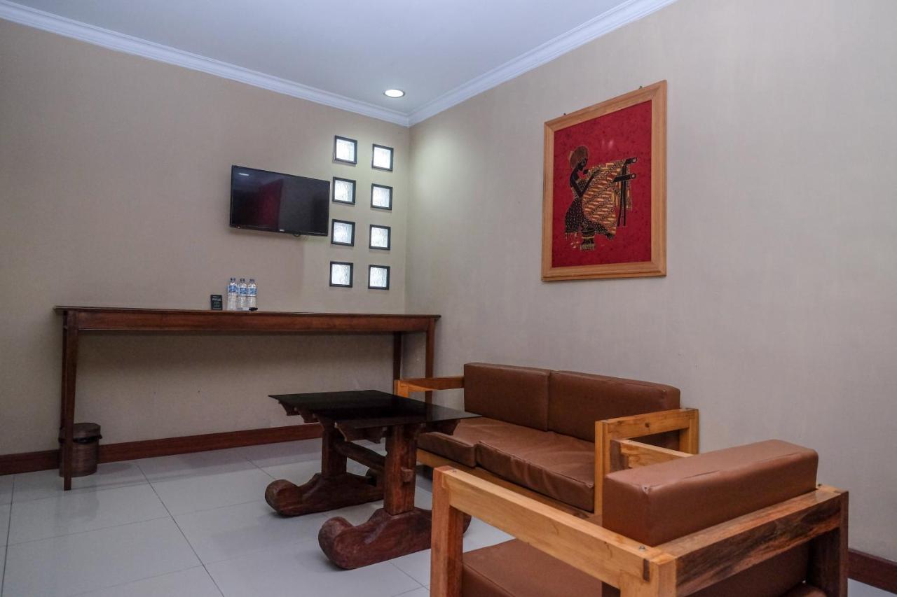 Urbanview Hotel Syariah Wisnugraha By Reddoorz Джокьякарта Экстерьер фото