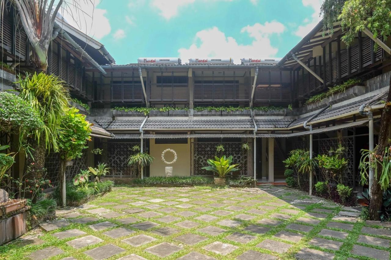 Urbanview Hotel Syariah Wisnugraha By Reddoorz Джокьякарта Экстерьер фото