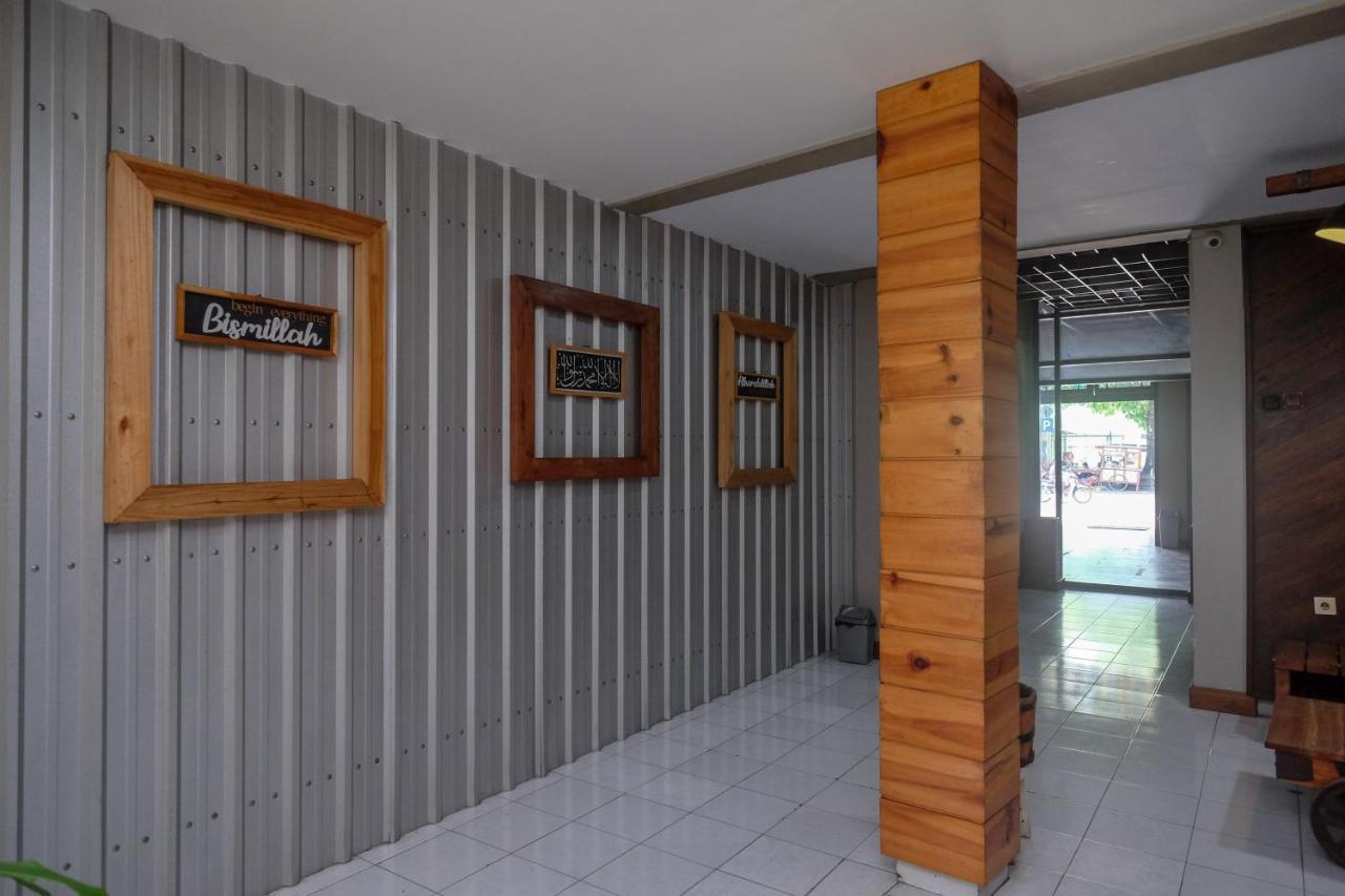 Urbanview Hotel Syariah Wisnugraha By Reddoorz Джокьякарта Экстерьер фото